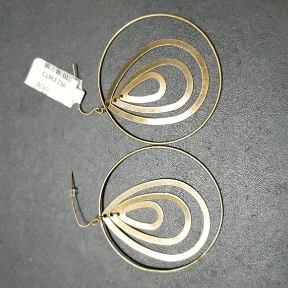 Cache gold tone layered earrings - Picture 5 of 9